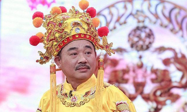 Danh hài tuổi Dần - Quốc Khánh quen thuộc với vai Ngọc Hoàng của Táo quân.