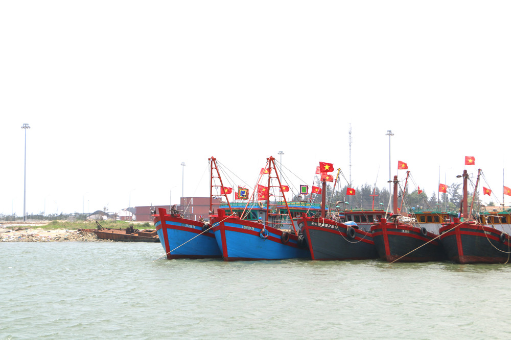 Tàu đánh cá của bà con ngư dân vào neo đậu tại cảng hàng hóa Cửa Lò là điểm trừ về dịch vụ của cảng vì nguy cơ mất an toàn lao động khá cao. Ảnh: Nguyễn Hải