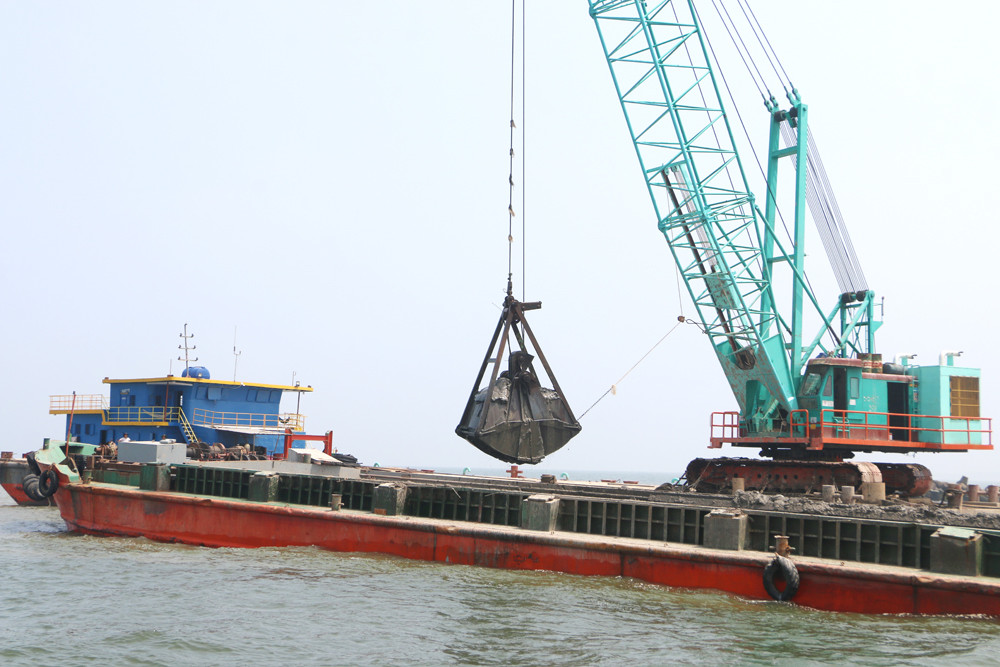 Tàu cuốc nạo vét cửa lạch Cảng cửa Lò để giữ độ sâu trên dưới 9 m tạo điều kiện cho tàu có tải trọng lớn ra vào thuận lợi. Ảnh: Nguyễn Hải