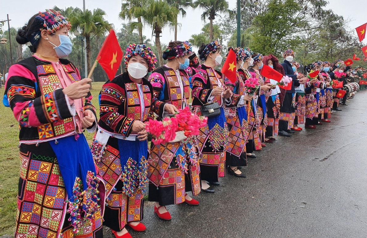Người dân trong trang phục truyền thống tham gia lễ hội.