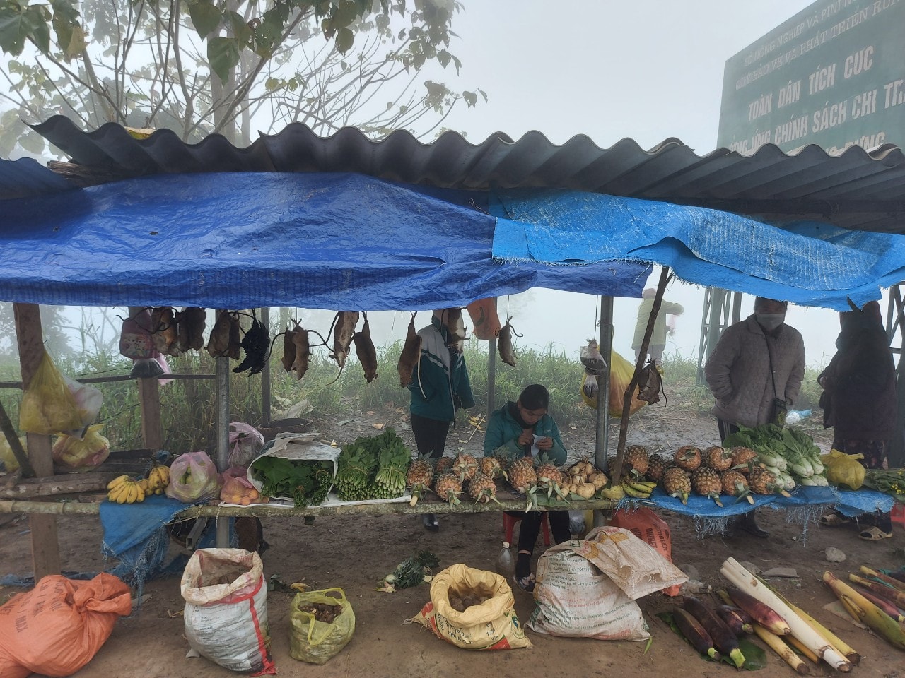 Mặt hàng ở đây khá phong phú, đều là đặc sản của người Mông. Ảnh: Tiến Hùng