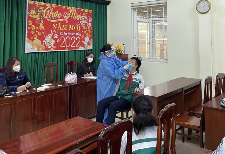 Trường THCS Vinh Tân test cho học sinh trước khi các em quay trở lại trường sau khi phát hiện ca F0 trong lớp học. Ảnh: MH