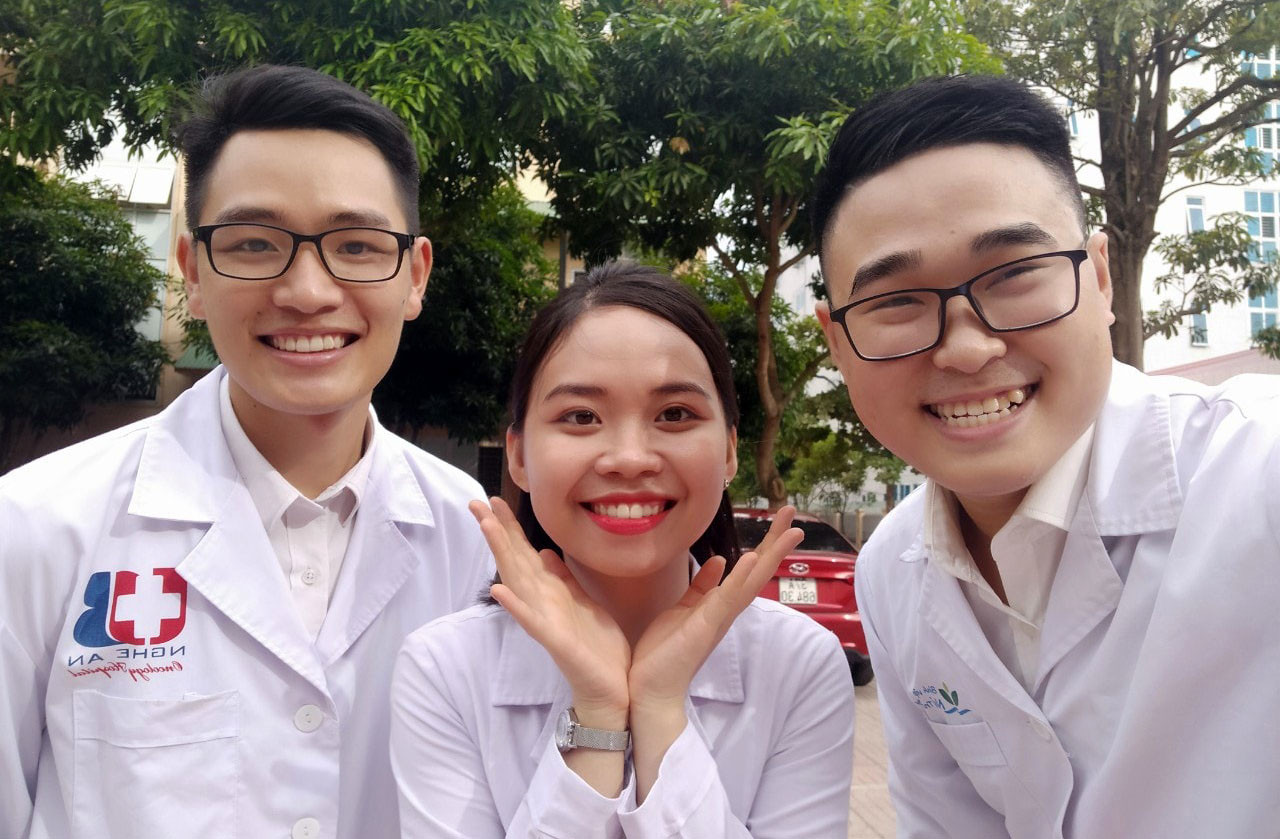Bác sỹ Thu Trang cùng các đồng nghiệp trẻ. Ảnh: NVCC.