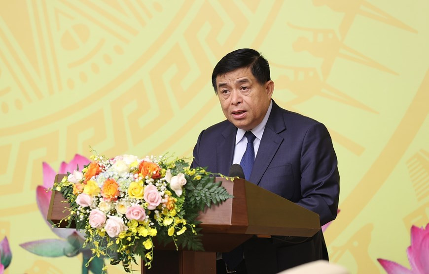 Bộ trưởng Bộ Kế hoạch và Đầu tư Nguyễn Chí Dũng trình bày báo cáo tóm tắt Tổng kết 20 năm thực hiện Nghị quyết số 13-NQ/TW và 10 năm thi hành Luật Hợp tác xã năm 2012. Ảnh: TTXVN
