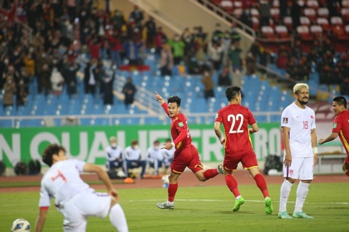 Trung Quốc (áo trắng) để thua trước đội tuyển Việt Nam tại vòng loại cuối World Cup 2022