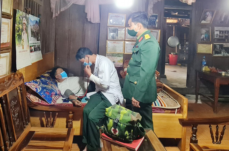 Bác sỹ Quân y đến nhà khám chữa bệnh cho người dân xã Na Ngoi. Ảnh: Hoài Thu