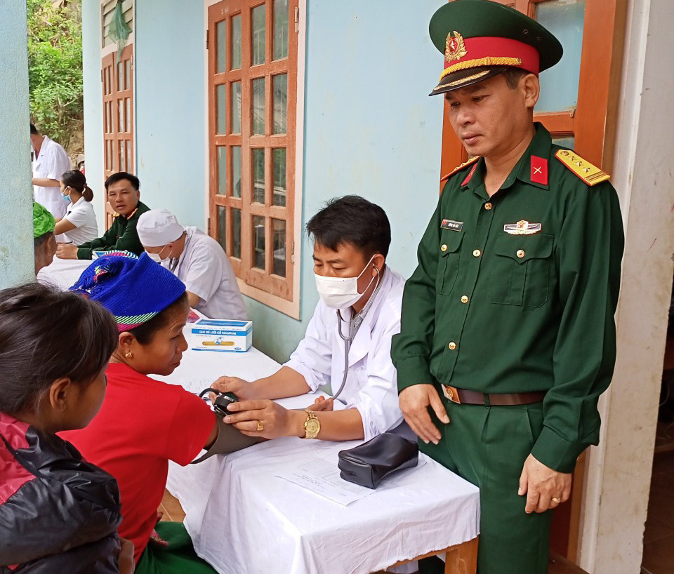 Quân y Đoàn KTQP 4 khám chữa bệnh miễn phí cho người dân xã na Ngoi và Nậm Càn. Ảnh: Hoài Thu