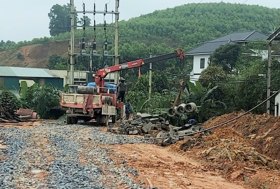 Sáng ngày 12/2/2022, vẫn có những hoạt động xây dựng, lắp đặt cống thoát nước ở vị trí giao tiếp giữa xường chè và khu đất san lấp trái phép. Ảnh: Nhóm PVPL