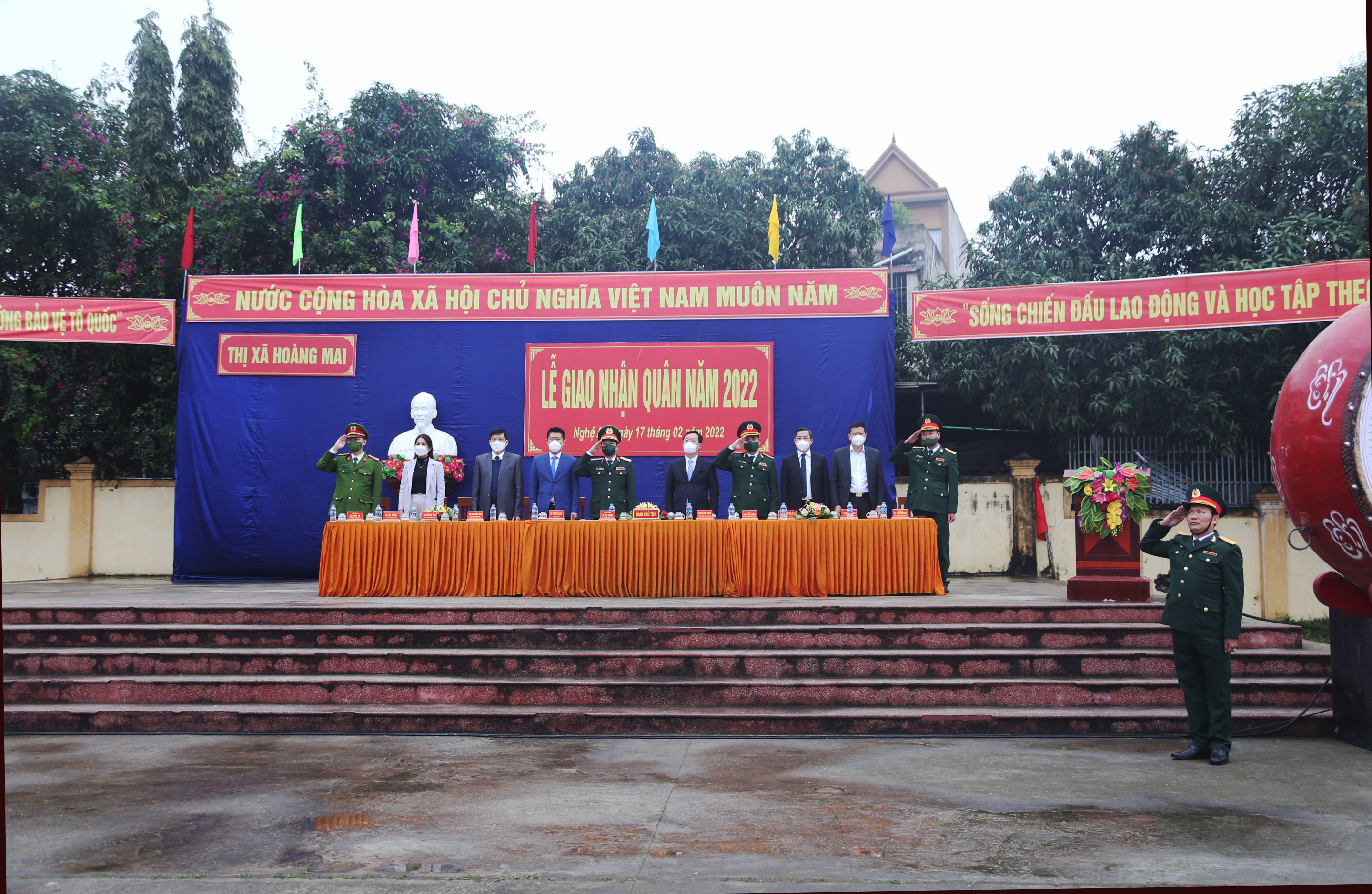 Đoàn Chủ tịch và đại biểu dự buổi lễ thực hiện nghi thức chào cờ. Ảnh: Đào Tuấn 