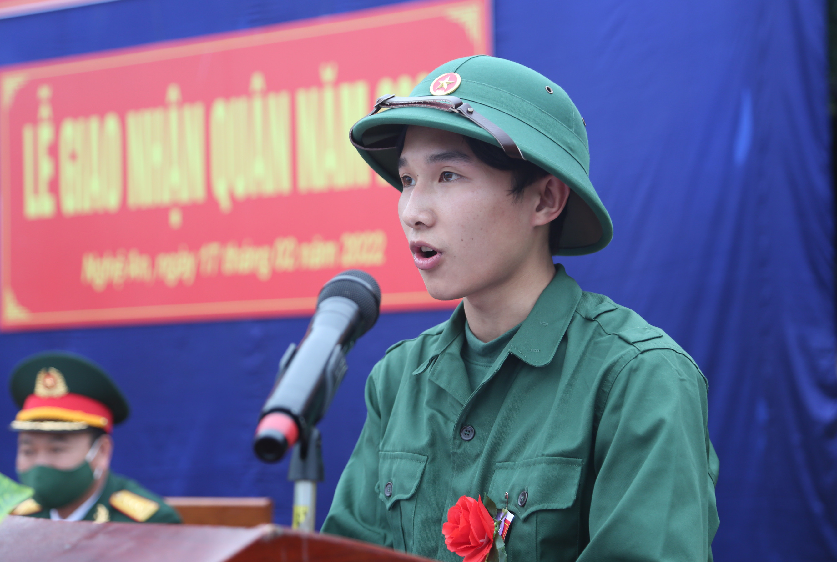 Thanh niên Phan Đức Thanh (phường Quỳnh Thiện) đại diện các chiến sỹ mới đọc lơìn hứa quyết tâm trước lúc lên đường. Ảnh: Đào Tuấn