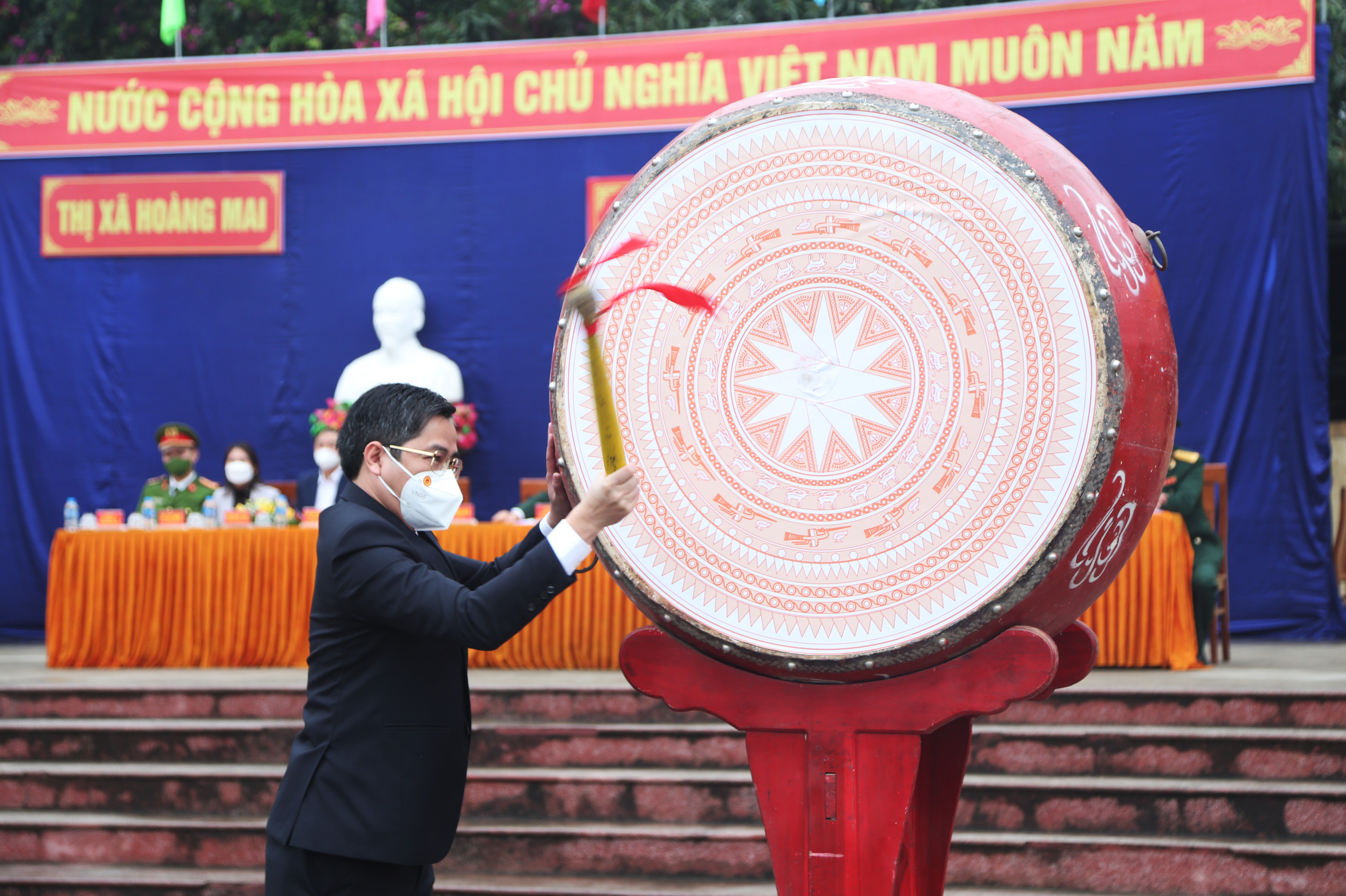 Chủ tịch UBND thị xã Hoàng Mai Nguyễn Hữu An đánh hồi trống khai hội ngày lễ giao quân. Ảnh Đào Tuấn 