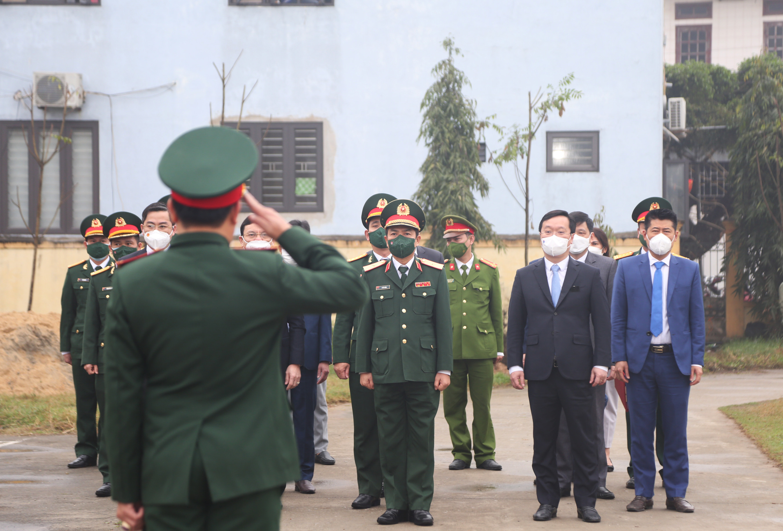 Đại diện Hội đồng Nghĩa vụ Quân sự thị xã Hoàng Mai báo cáo với đoàn đại biểu về dự Lễ giao, nhận quân năm 2022. Ảnh: Đào Tuấn 