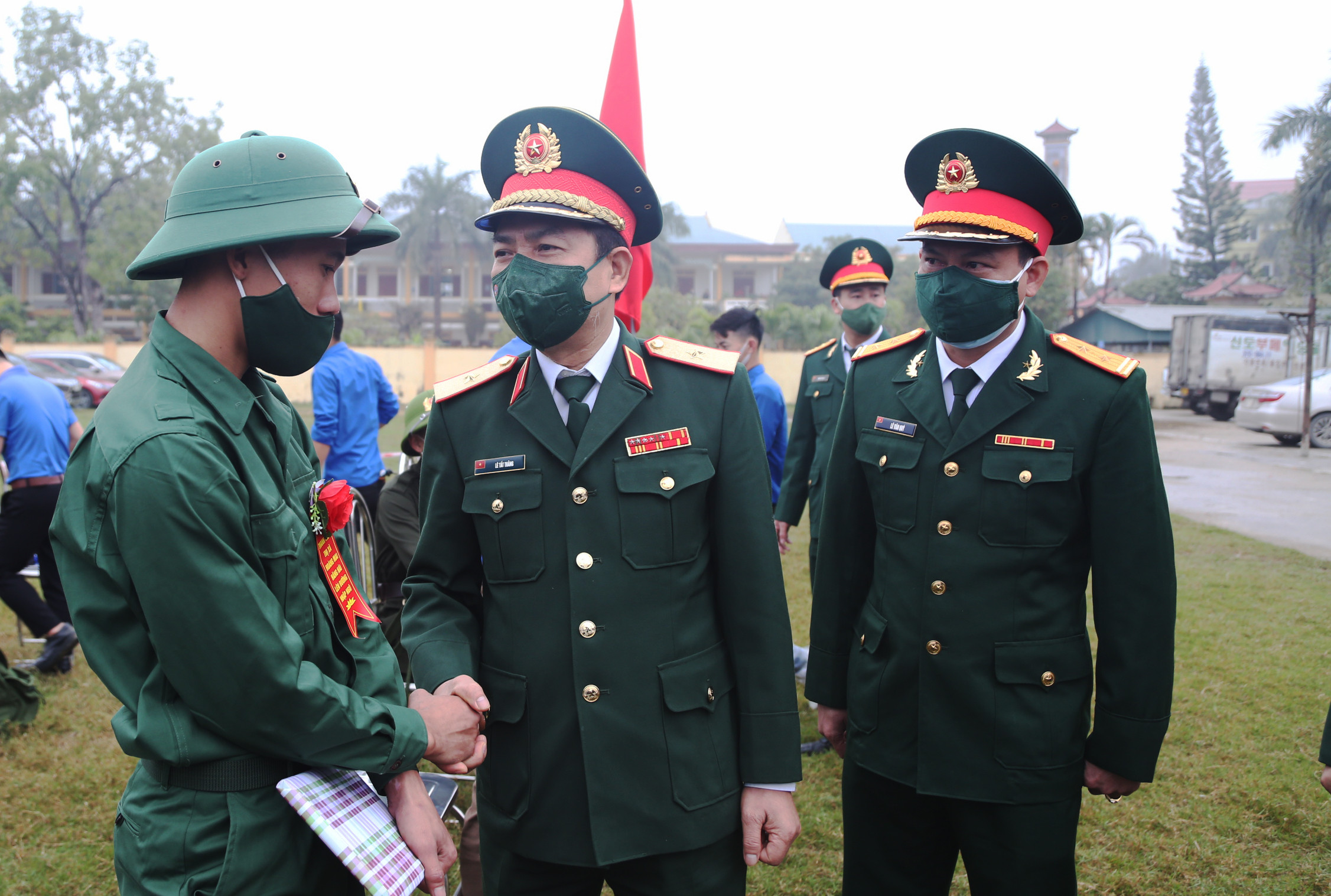 Thiếu tướng Lê Tất Thắng - Phó Tư lệnh Quân khu 4 động viên thanh niên trước lúc lên đường nhập ngũ. Ảnh: Đào Tuấn .