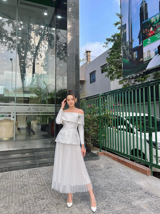 Hoa hậu Đỗ Thị Hà chuộng gu thời trang thanh lịch với hai gam màu kinh điển đen - trắng ảnh 1