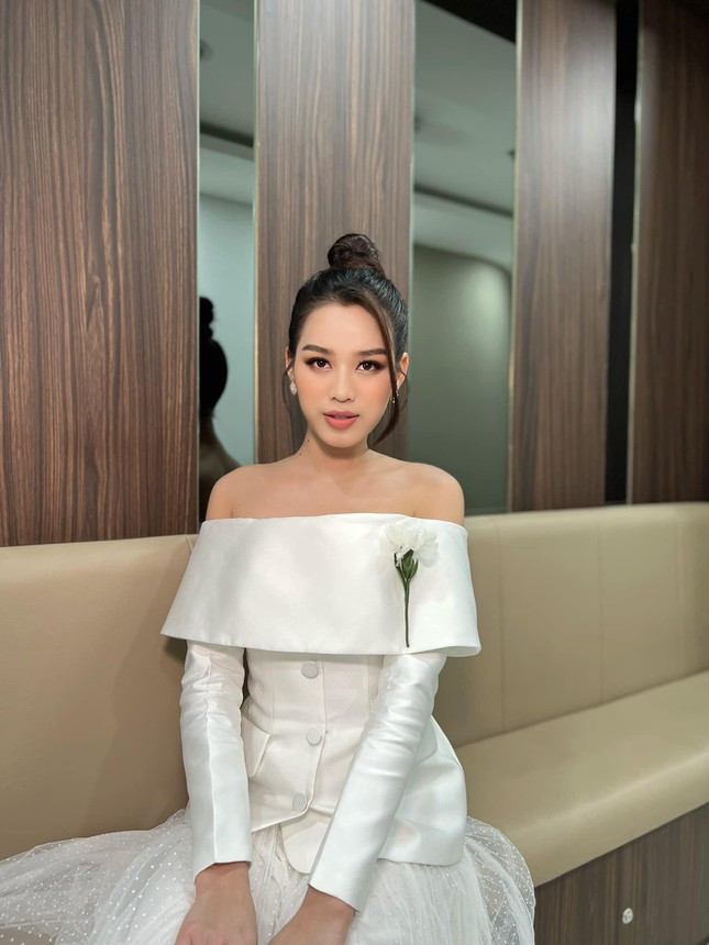 Hoa hậu Đỗ Thị Hà chuộng gu thời trang thanh lịch với hai gam màu kinh điển đen - trắng ảnh 2