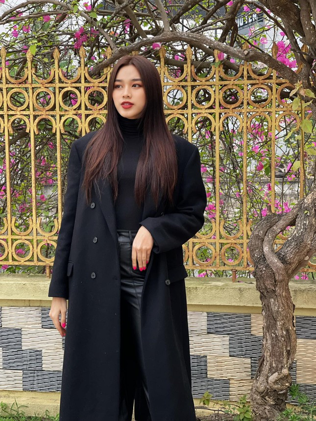 Hoa hậu Đỗ Thị Hà chuộng gu thời trang thanh lịch với hai gam màu kinh điển đen - trắng ảnh 5