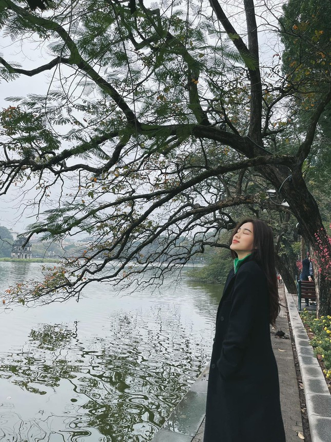 Hoa hậu Đỗ Thị Hà chuộng gu thời trang thanh lịch với hai gam màu kinh điển đen - trắng ảnh 10