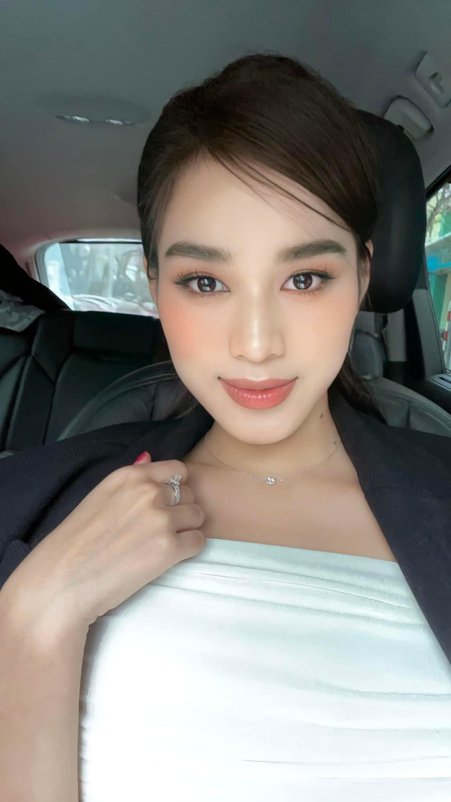 Hoa hậu Đỗ Thị Hà chuộng gu thời trang thanh lịch với hai gam màu kinh điển đen - trắng ảnh 3