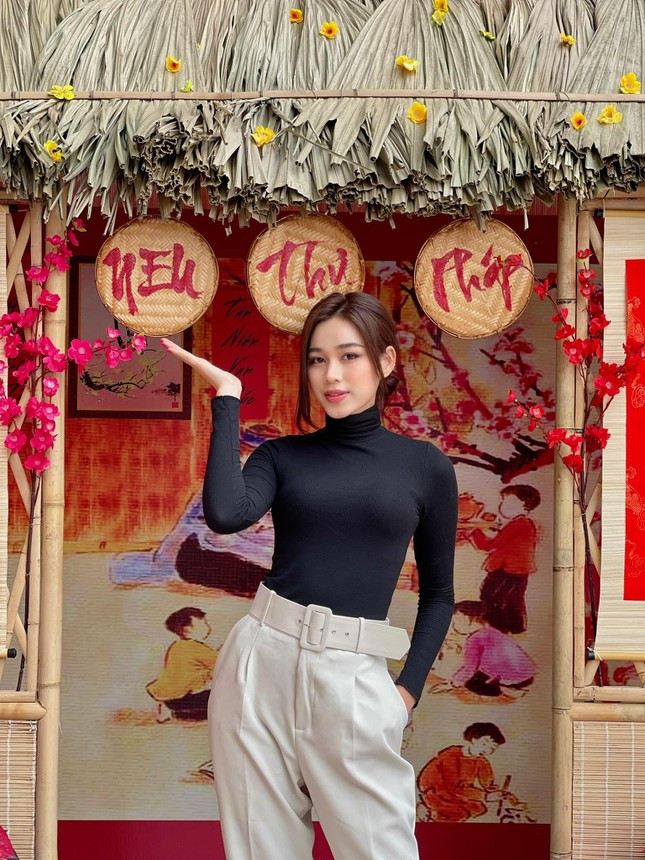 Hoa hậu Đỗ Thị Hà chuộng gu thời trang thanh lịch với hai gam màu kinh điển đen - trắng ảnh 12