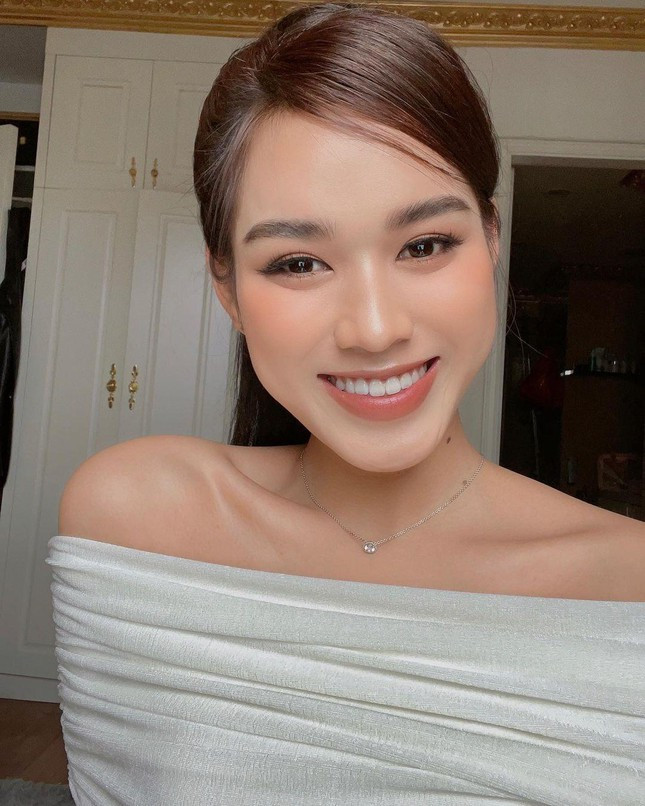 Hoa hậu Đỗ Thị Hà chuộng gu thời trang thanh lịch với hai gam màu kinh điển đen - trắng ảnh 4