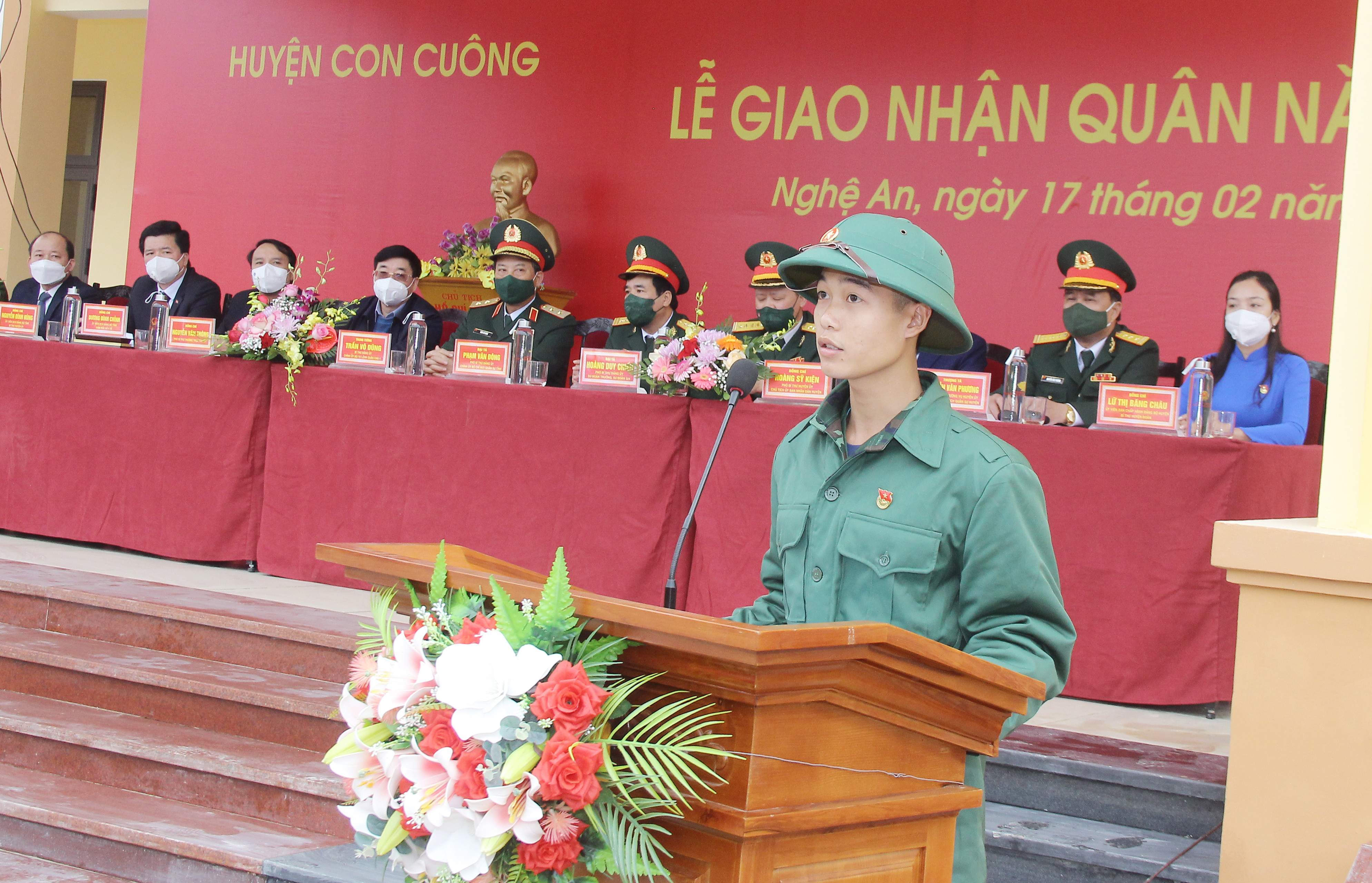 ông dân Nguyễn Hữu Đắc phát biểu tại lễ giao, nhận quân. Ảnh: Mai Hoa