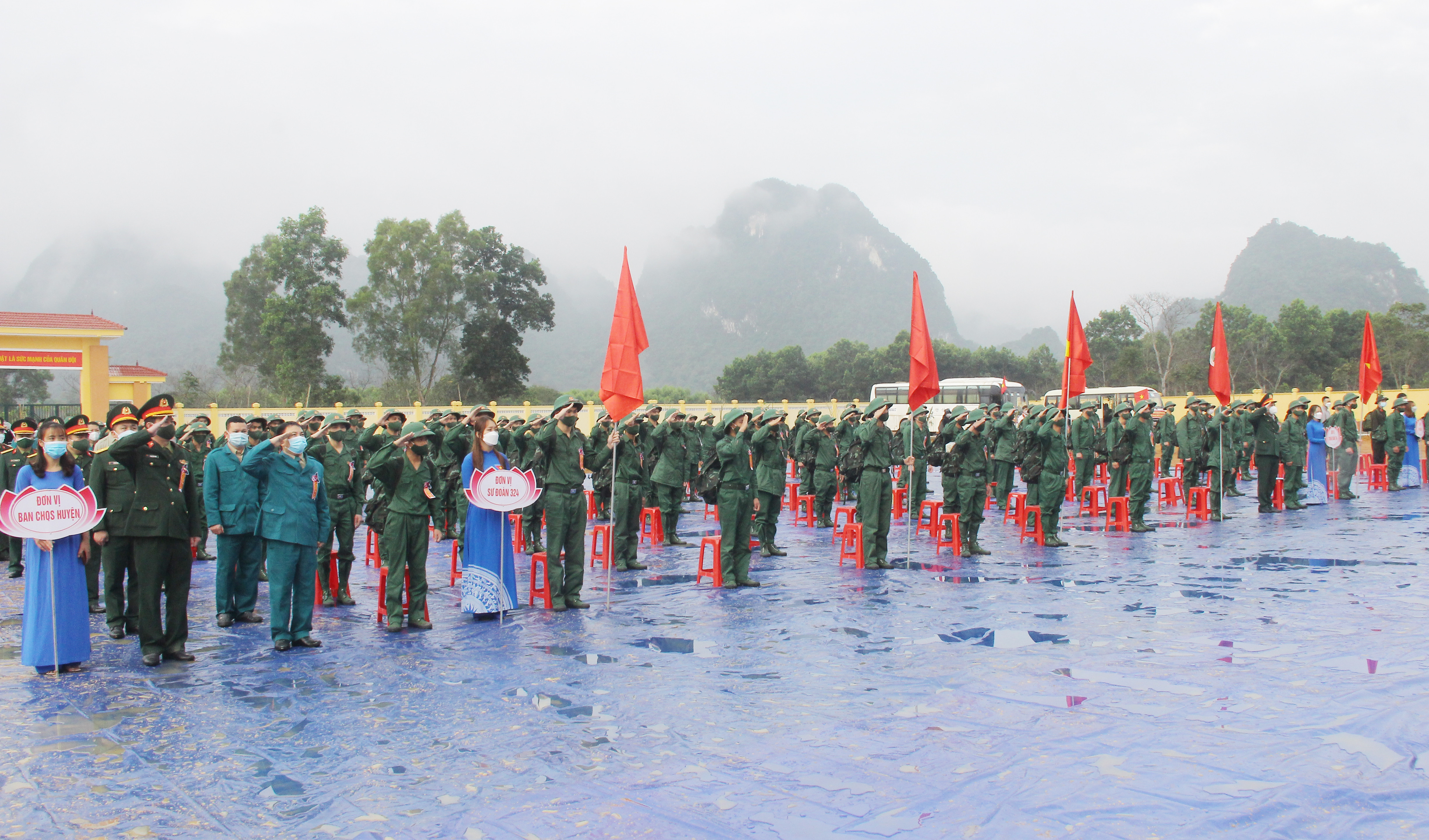 99 công dân ưu tư của huyện Con Cuông lên đường nhập ngũ. Ảnh: Mai Hoa