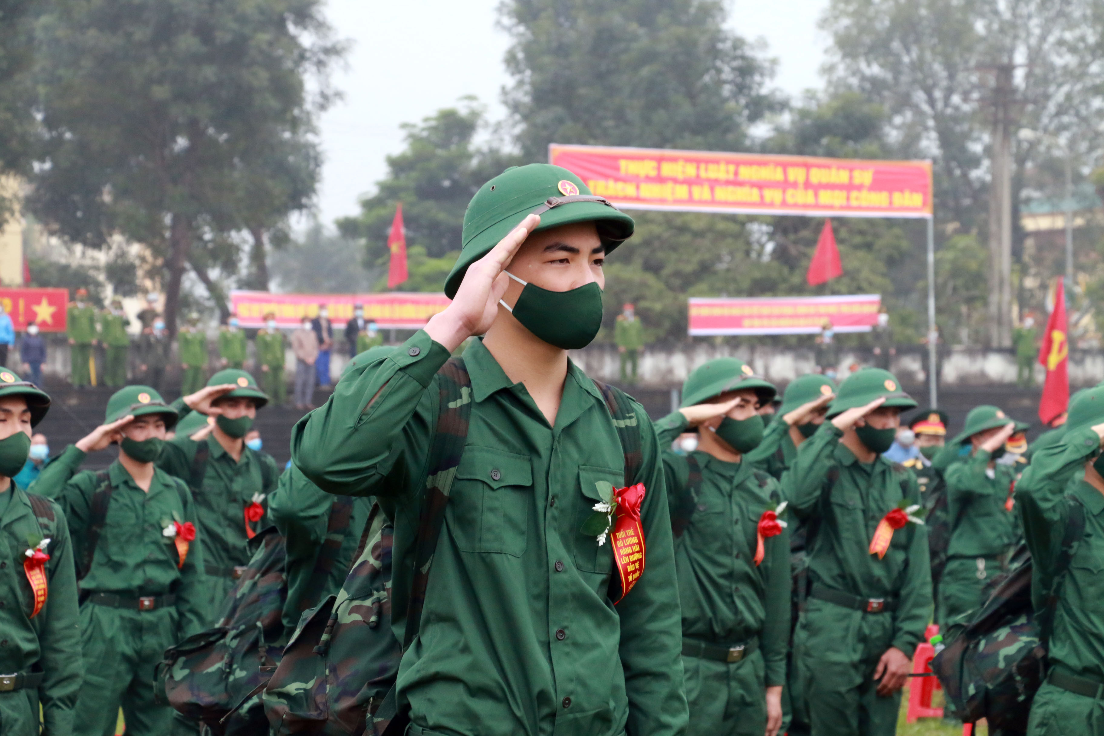 Các tân binh ;dự lễ chào cờ. Năm nay toàn huyện Đô Lương có 233 thanh niên lên đường nhập ngũ. Ảnh: MH