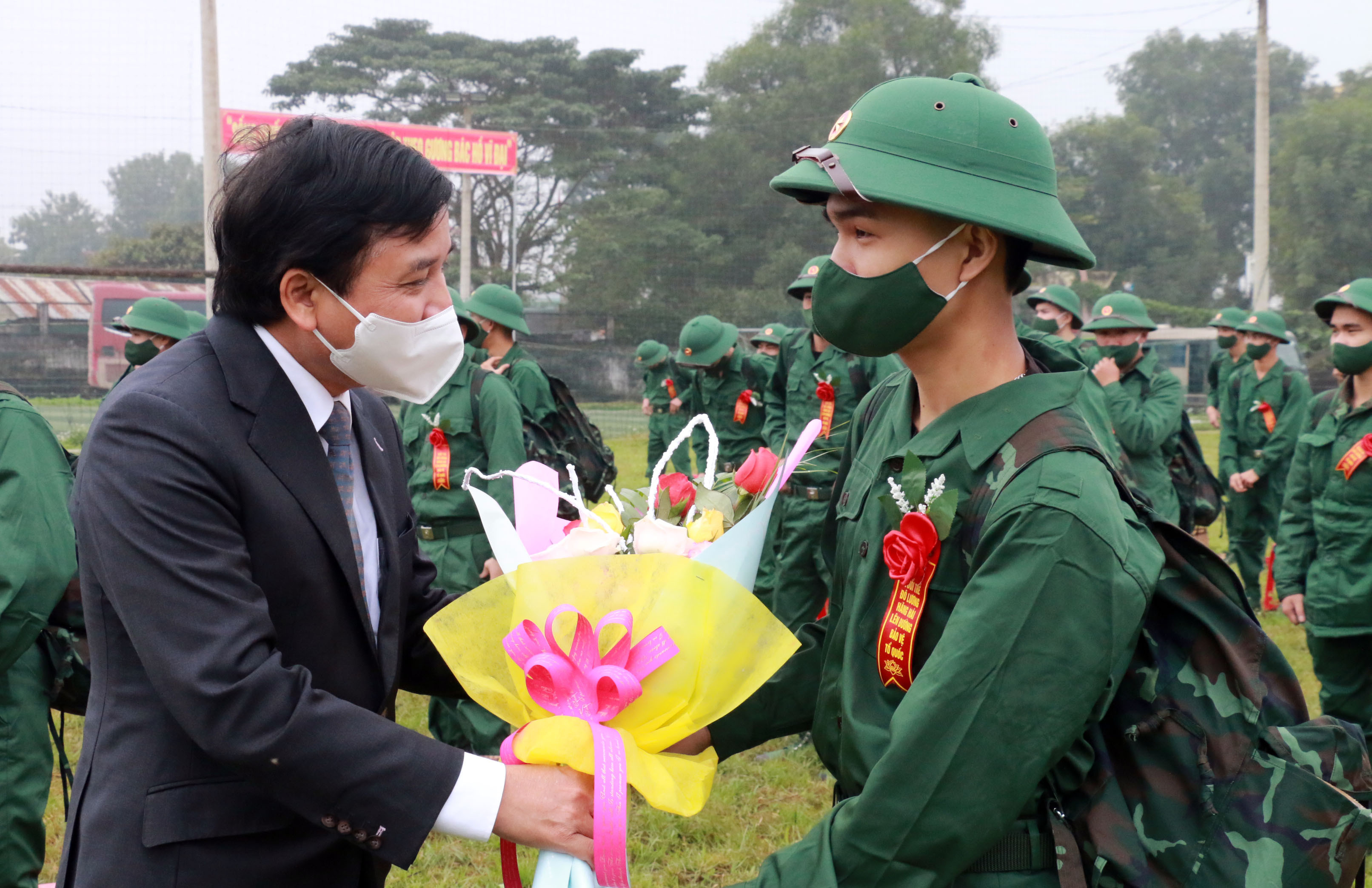 Đồng chí Nguyễn Như Khôi tặng hoa chúc mừng các chiến sỹ trẻ. Ảnh: MH