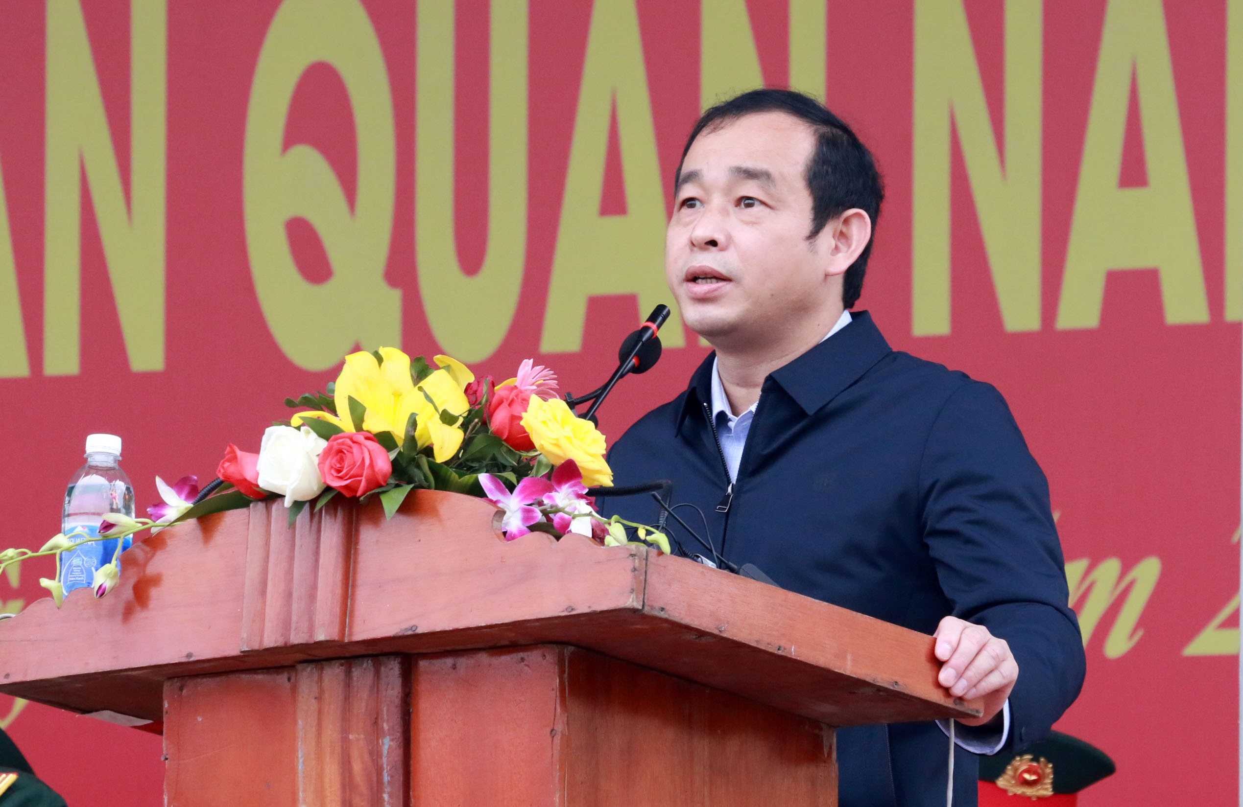Chủ tịch UBND huyện Đô Lương phát biểu tại buổi lễ giao nhận quân. Ảnh: MH