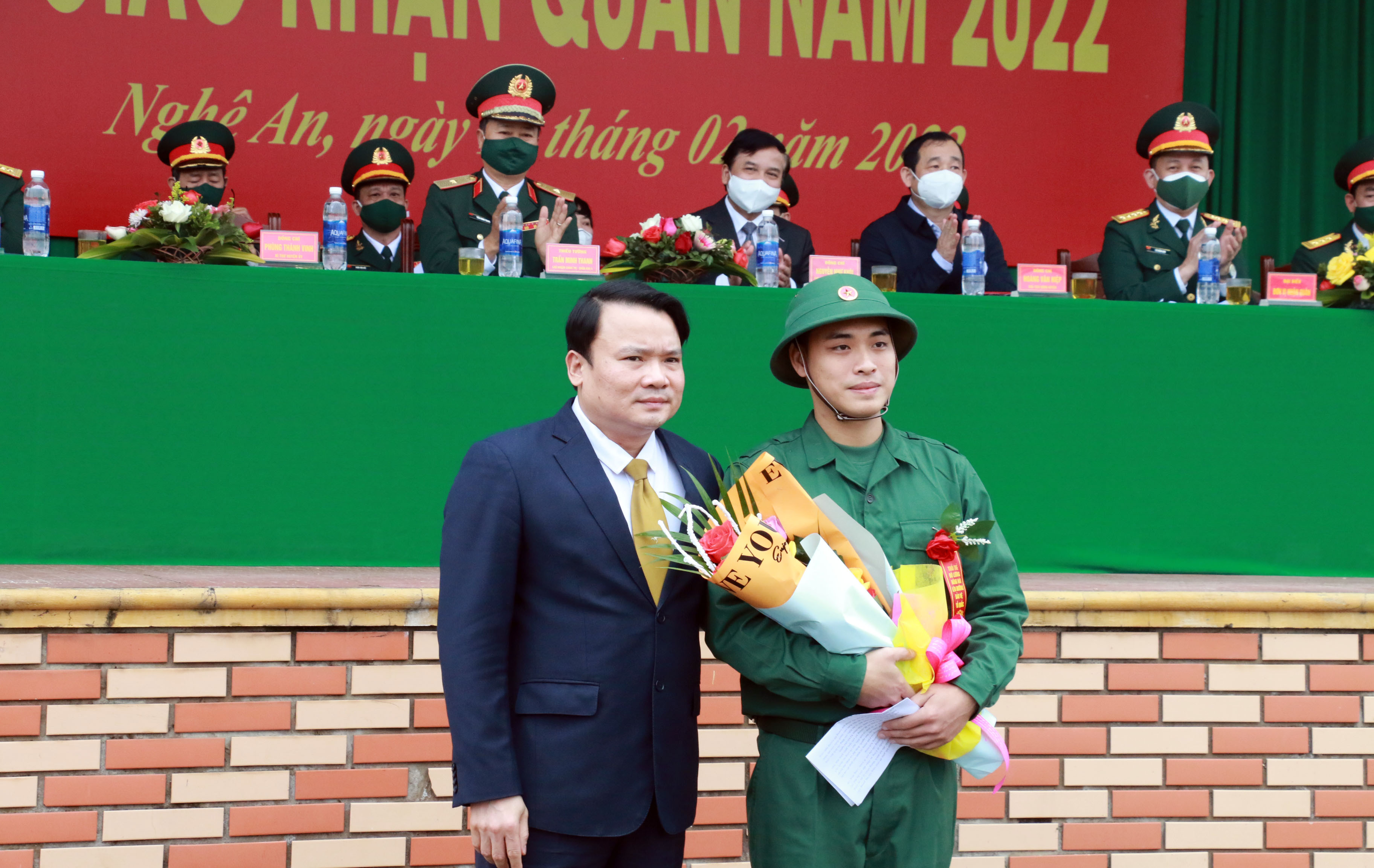 Đồng chí Bí thư Huyện ủy Đô Lương tặng hoa cho các tân binh trẻ. Ản:  MH