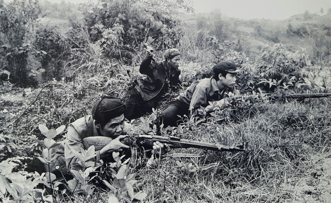 Một tổ chiến đấu của dân quân huyện Hòa An, biên giới Cao Bằng năm 1979. (Ảnh tư liệu của Nghệ sĩ nhiếp ảnh, Nhà báo Trần Mạnh Thường)
