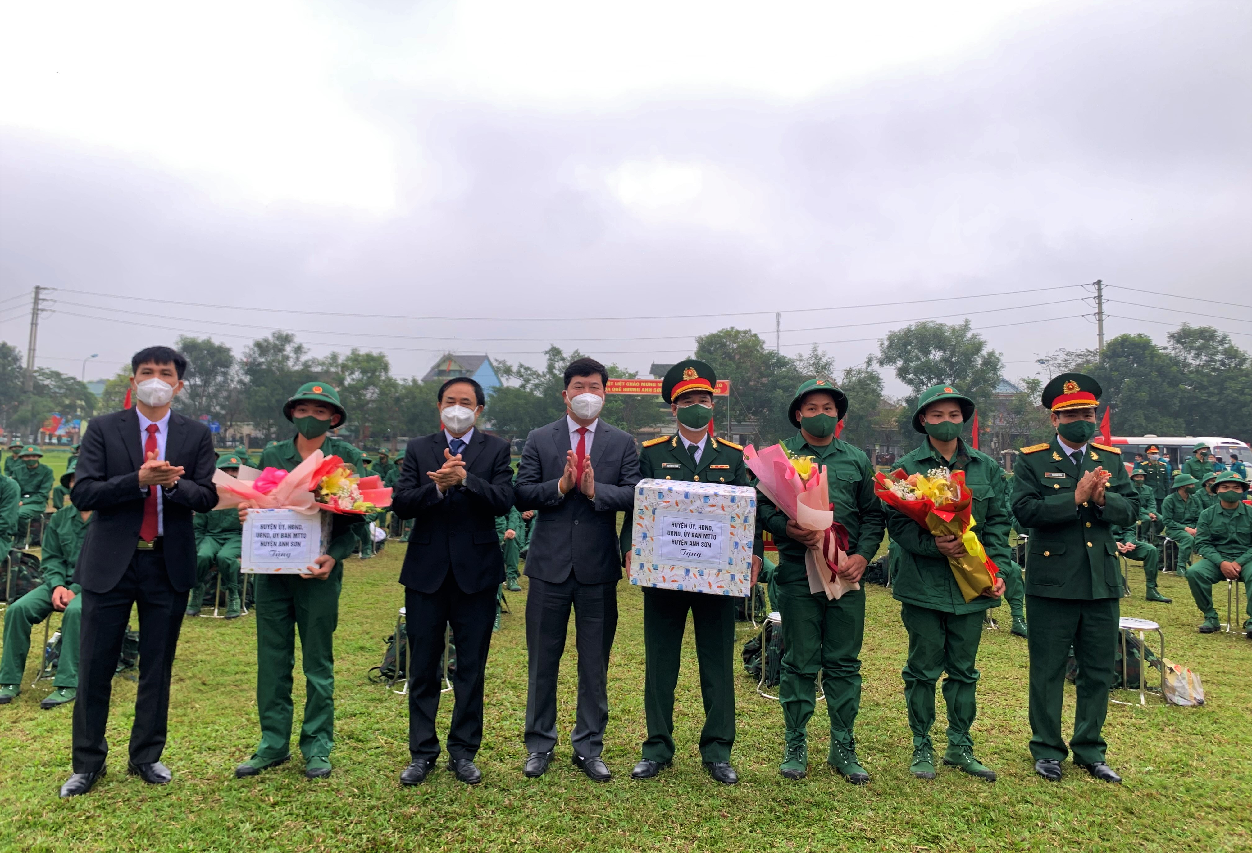 Các đồng chí lãnh đạo tỉnh và huyện đã tặng hoa, trao quà, động viên các thanh niên lên đường nhập ngũ