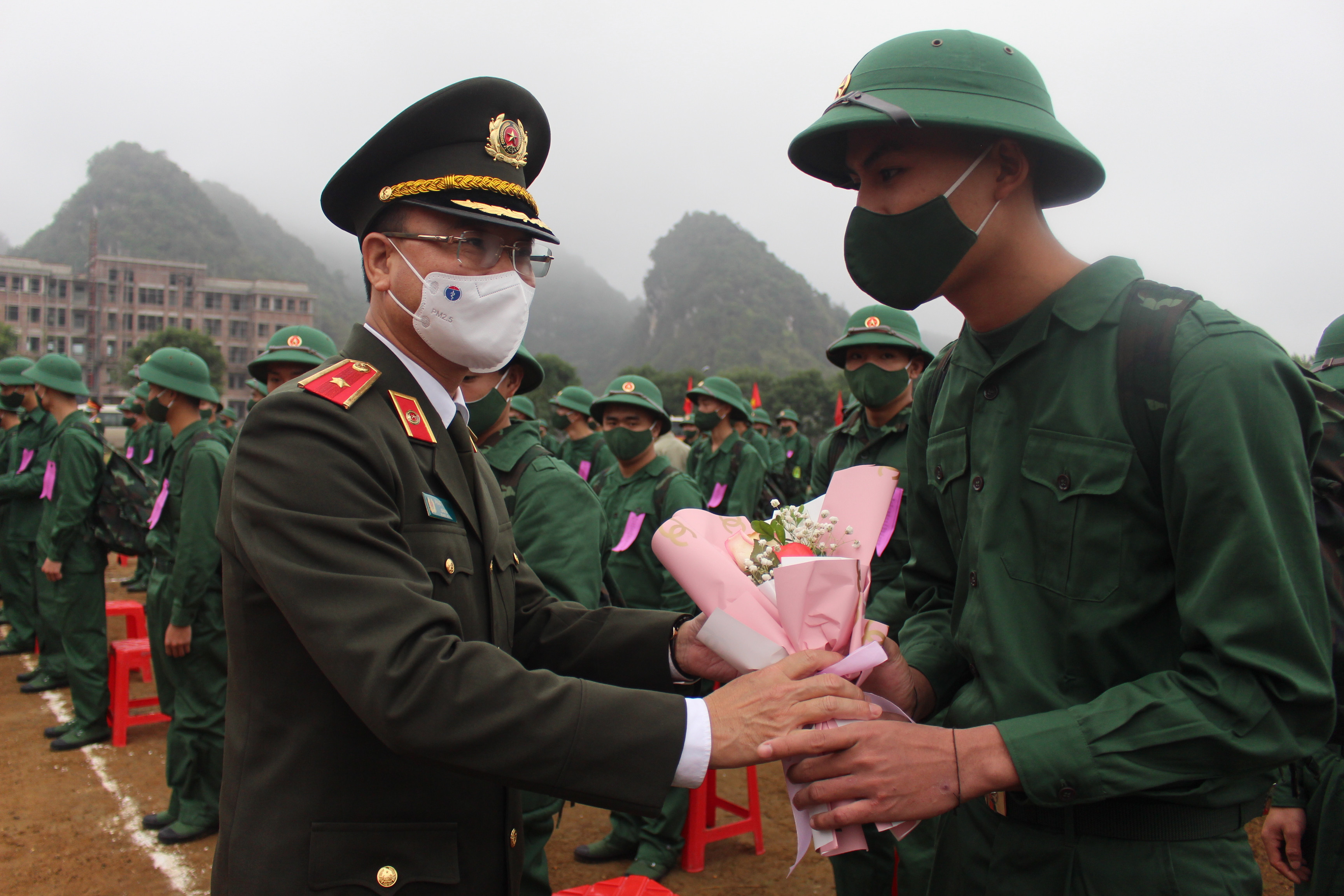 Thiếu tướng Phạm Thế Tùng, UVBTV, Giám đốc công an tỉnh, tặng hoa tân binh Quỳ Hợp