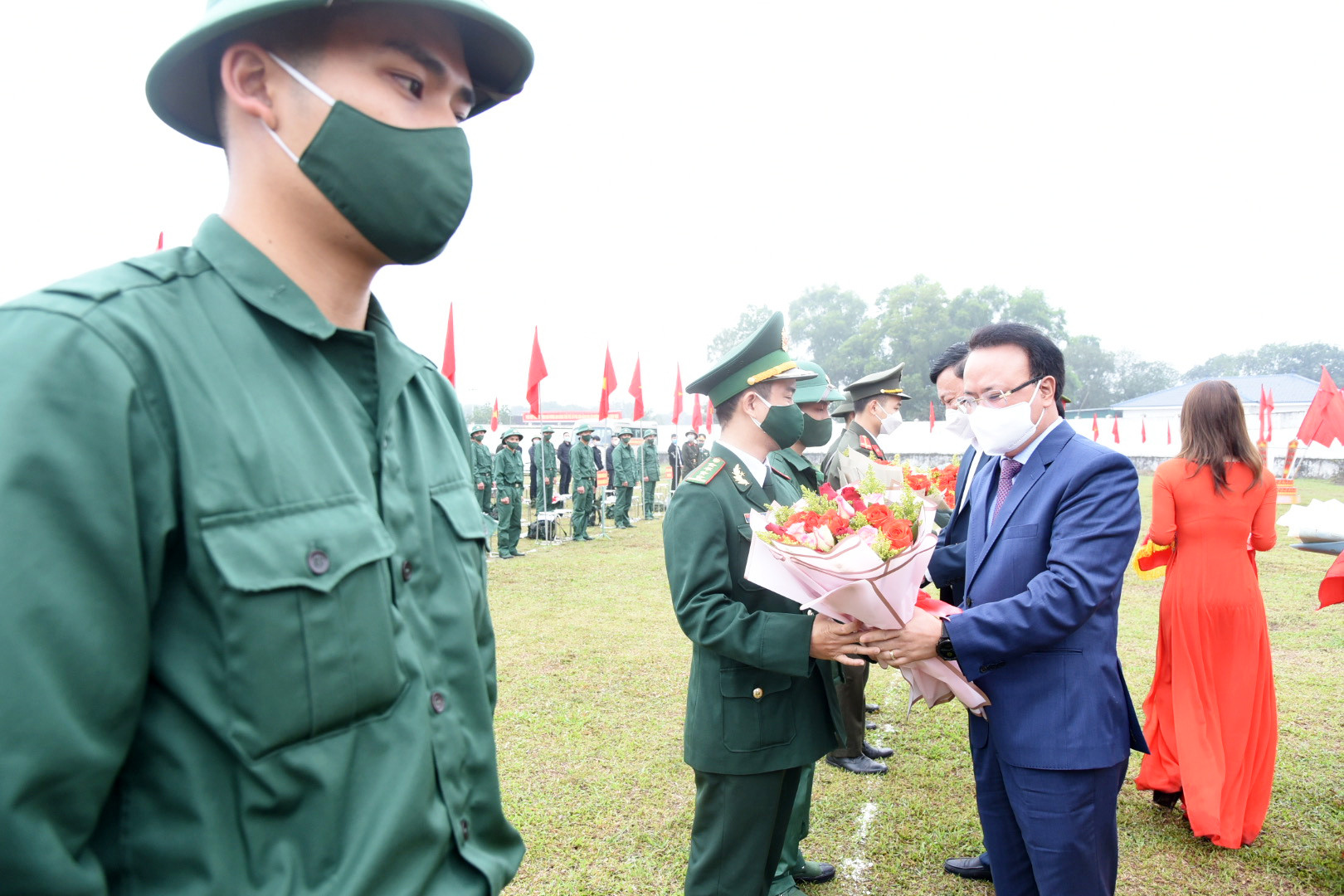 Đồng chí Nguyễn Nam Đình - Ủy viên Ban Thường vụ Tỉnh ủy, Phó Chủ tịch Thường trực HĐND tỉnh tặng hoa động viên đại diện các đơn vị nhận quân và đại diện thanh niên nhập ngũ. Ảnh: TG