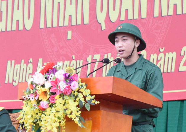 Tân binh Lê Văn Huy đại diện cho các thanh niên được gọi nhập ngũ phát biểu nhận nhiệm vụ, hứa sẽ nỗ lực hết sức để hoàn thành xuất sắc mọi nhiệm vụ được giao. Ảnh: TG