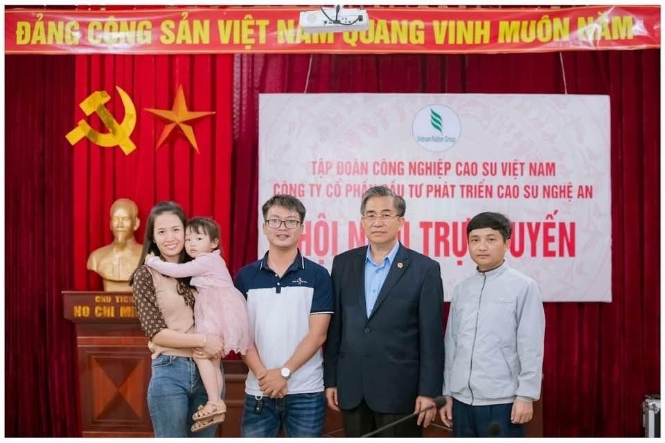 Lãnh đạo Công ty trao thưởng cho các cá nhân có thành tích xuất sắc. Ảnh: P.V