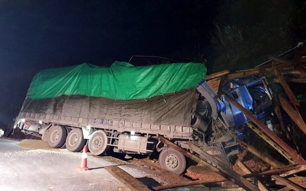 Hiện trường vụ tai nạn xe chở gỗ đâm vào ta luy đường trên Quốc lộ 16 thuộc địa phận xã Châu Kim, huyện Quế Phong khiến 2 nguoi chết, 1 người bị thương. Ảnh TTXVN