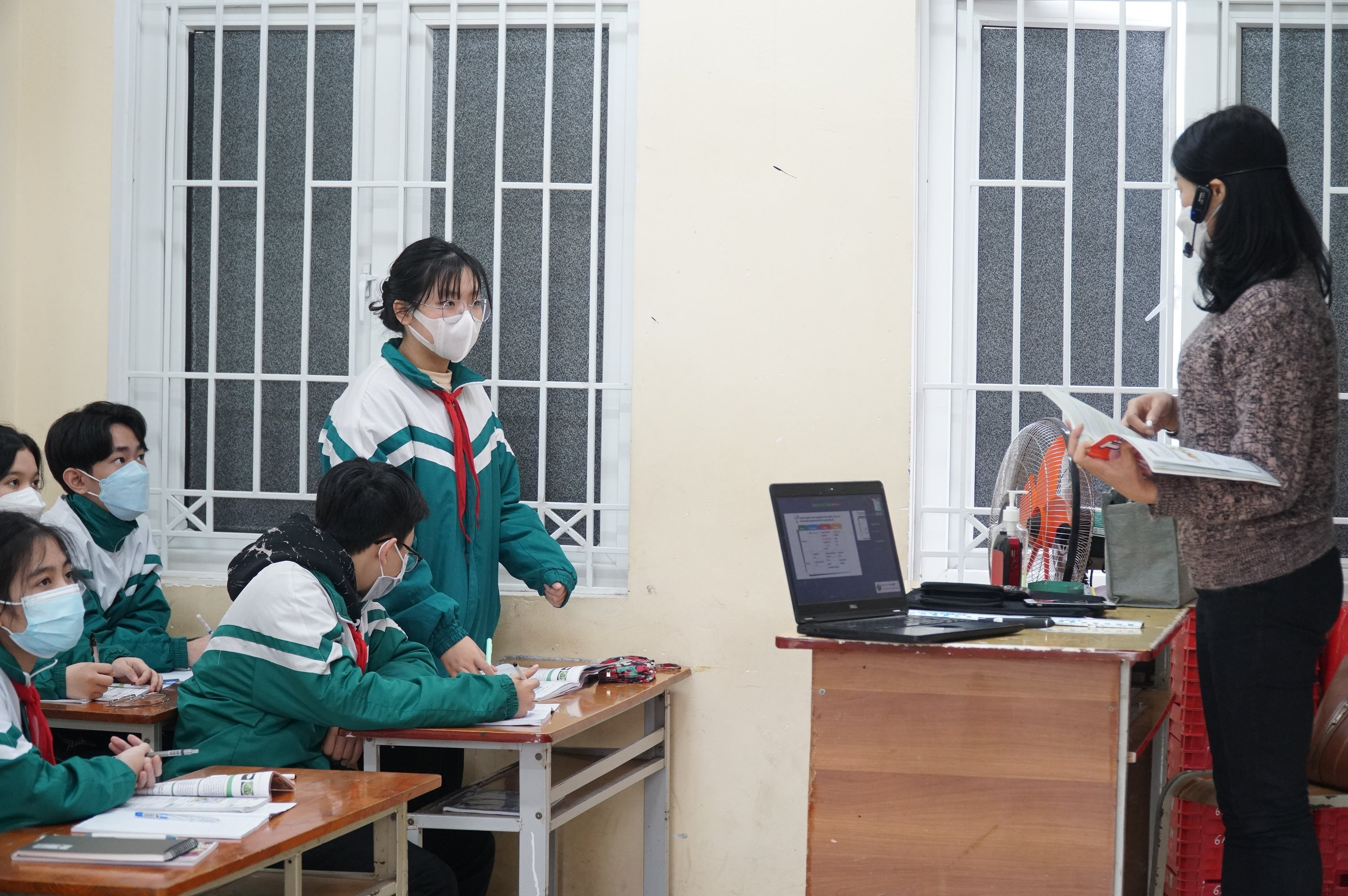 Trong bối cảnh dịch bệnh, các trường học trên địa bàn tỉnh thực hiện song song cả hai phương án dạy học trực tiếp và trực tuyến. (Trong ảnh: Giờ học của học sinh Trường THCS Lê Mao - TP Vinh) Ảnh - MH