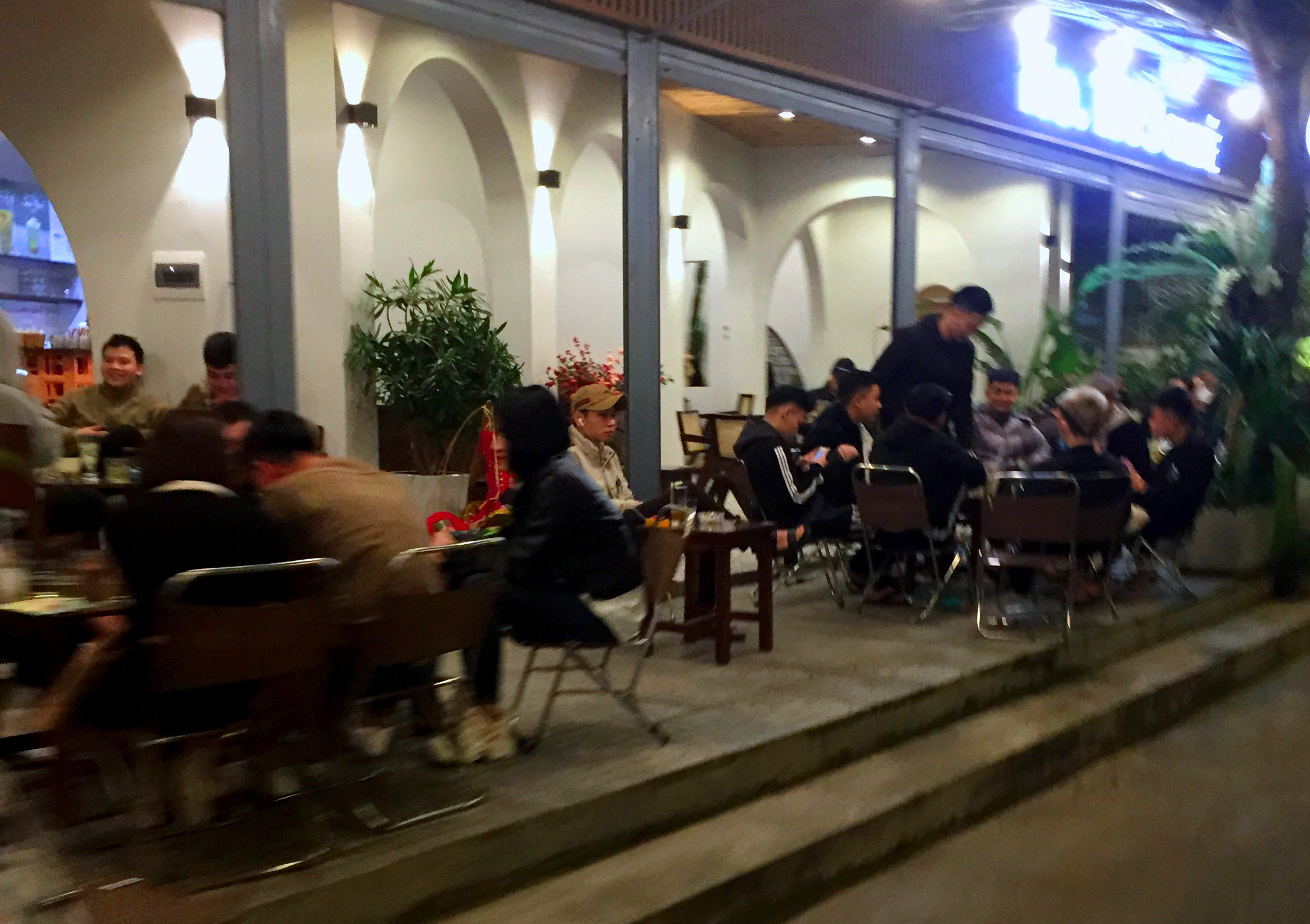 Các quán cà phê tại phường Hà Huy Tập tập trung đông người tối 18/2, chủ yếu là các bạn trẻ. Ảnh: P.V