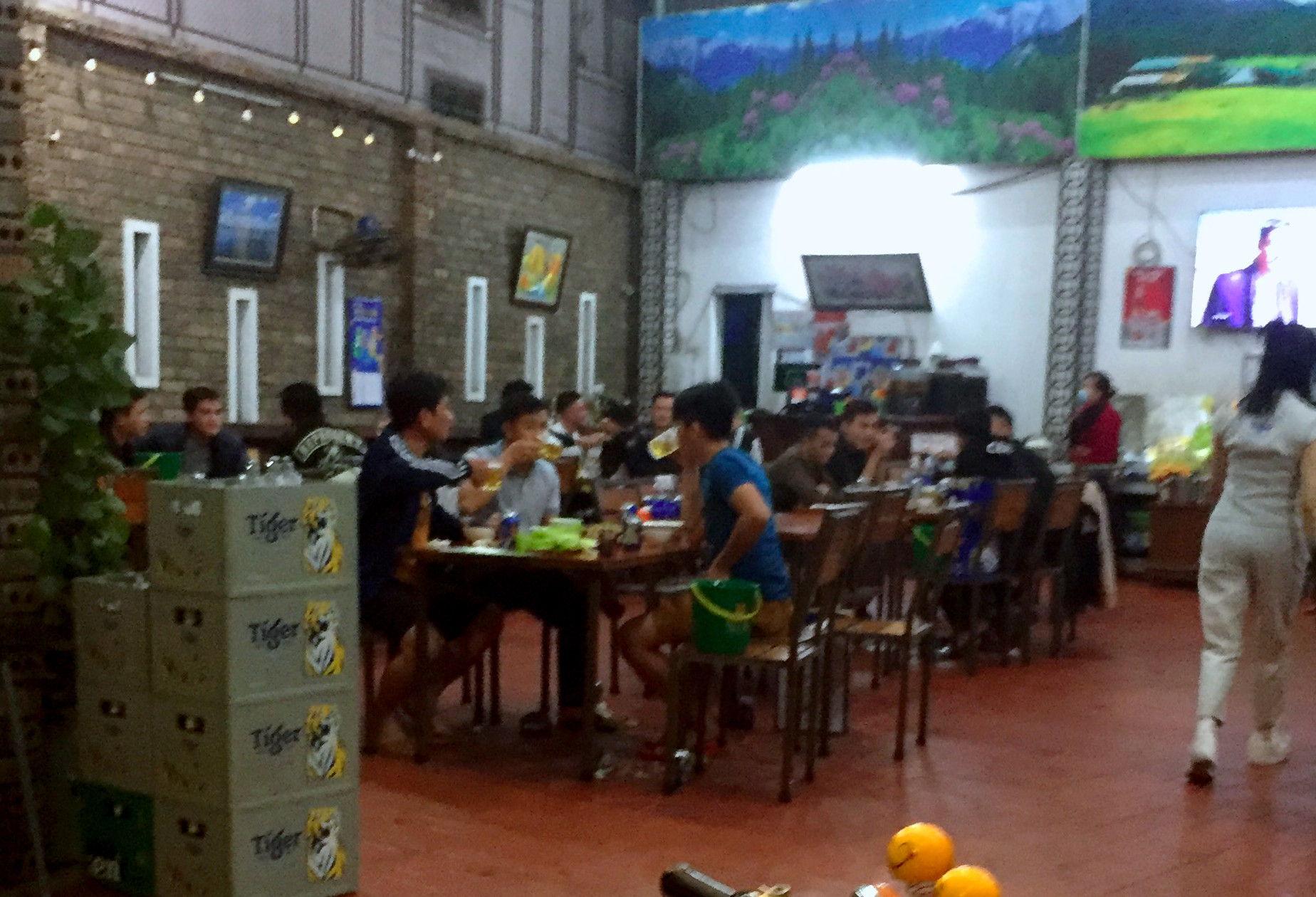 Các quán nhậu tại phường Hà Huy Tập cũng đông khách, trong đó có nhiều khách từ vùng đỏ đến ăn uống. Ảnh: P.V