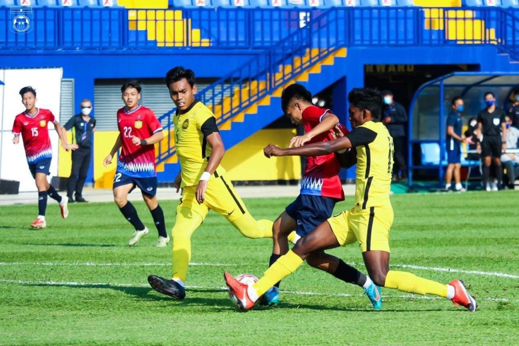 Lào (áo đỏ) đánh bại Malaysia trong trận đấu tại bảng B giải U23 Đông Nam Á ngày 18/2.
