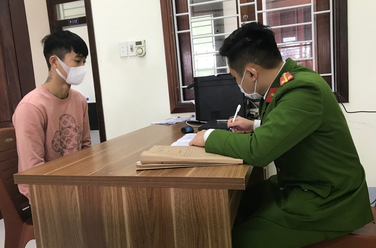 Đối tượng Hoàng Văn Đoàn tại Cơ quan Cảnh sát điều tra Công an thị xã Hoàng Mai