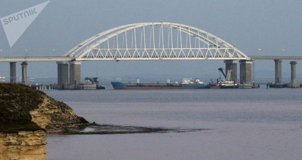 Cây cầu nối từ Nga sang Bán đảo Crimea. Ảnh: AP