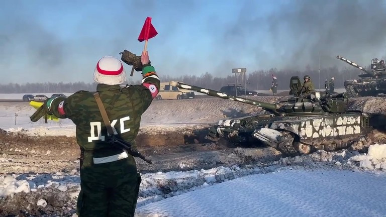 Binh sĩ Nga chuẩn bị rút quân sau cuộc tập trận sát biên giới Ukraine. Ảnh: RT