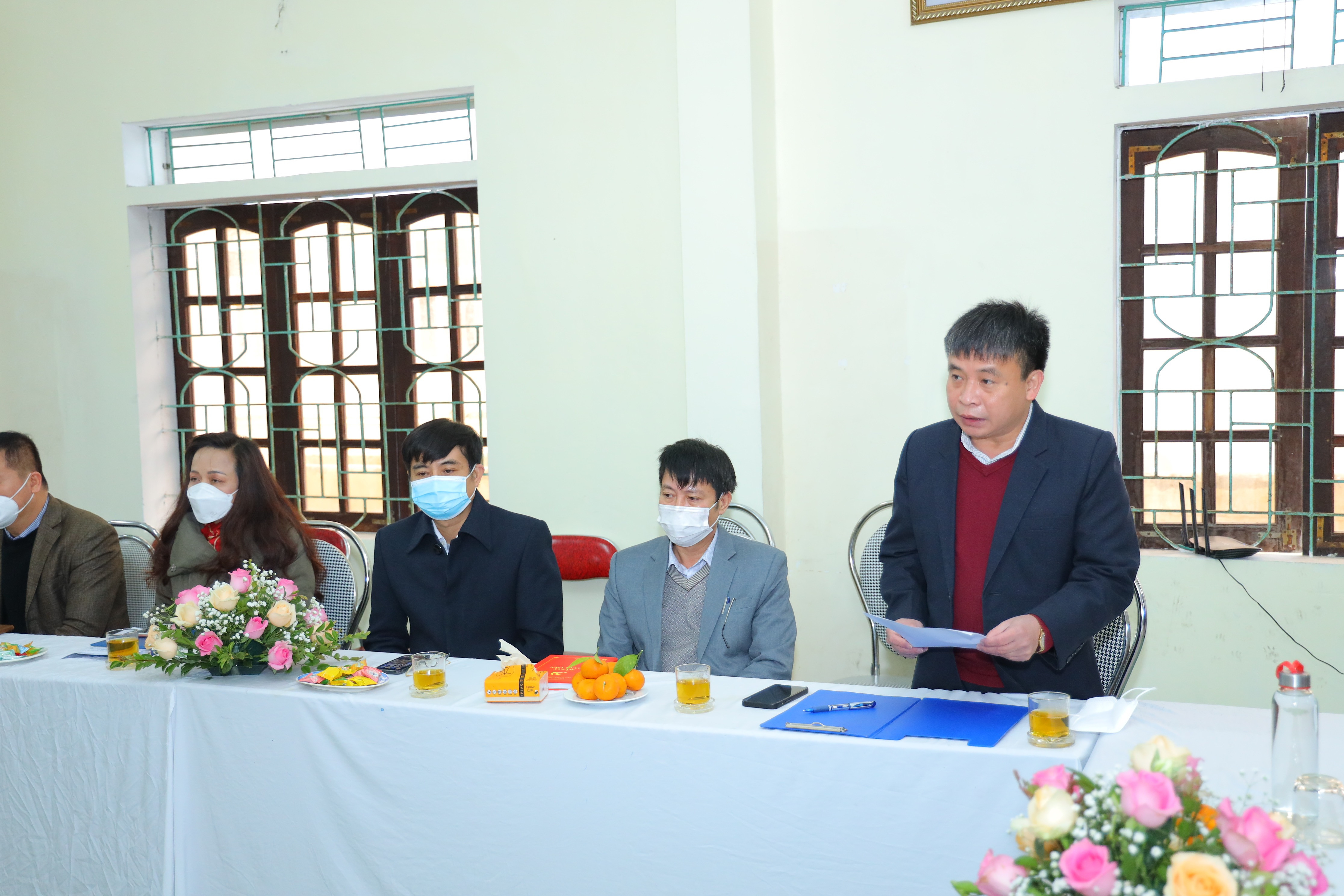 Đồng chí Nguyễn Văn Thông ghi nhận những đóng góp của Trung tâm Kiểm soát bệnh tật tỉnh. Ảnh Nguyên Sơn
