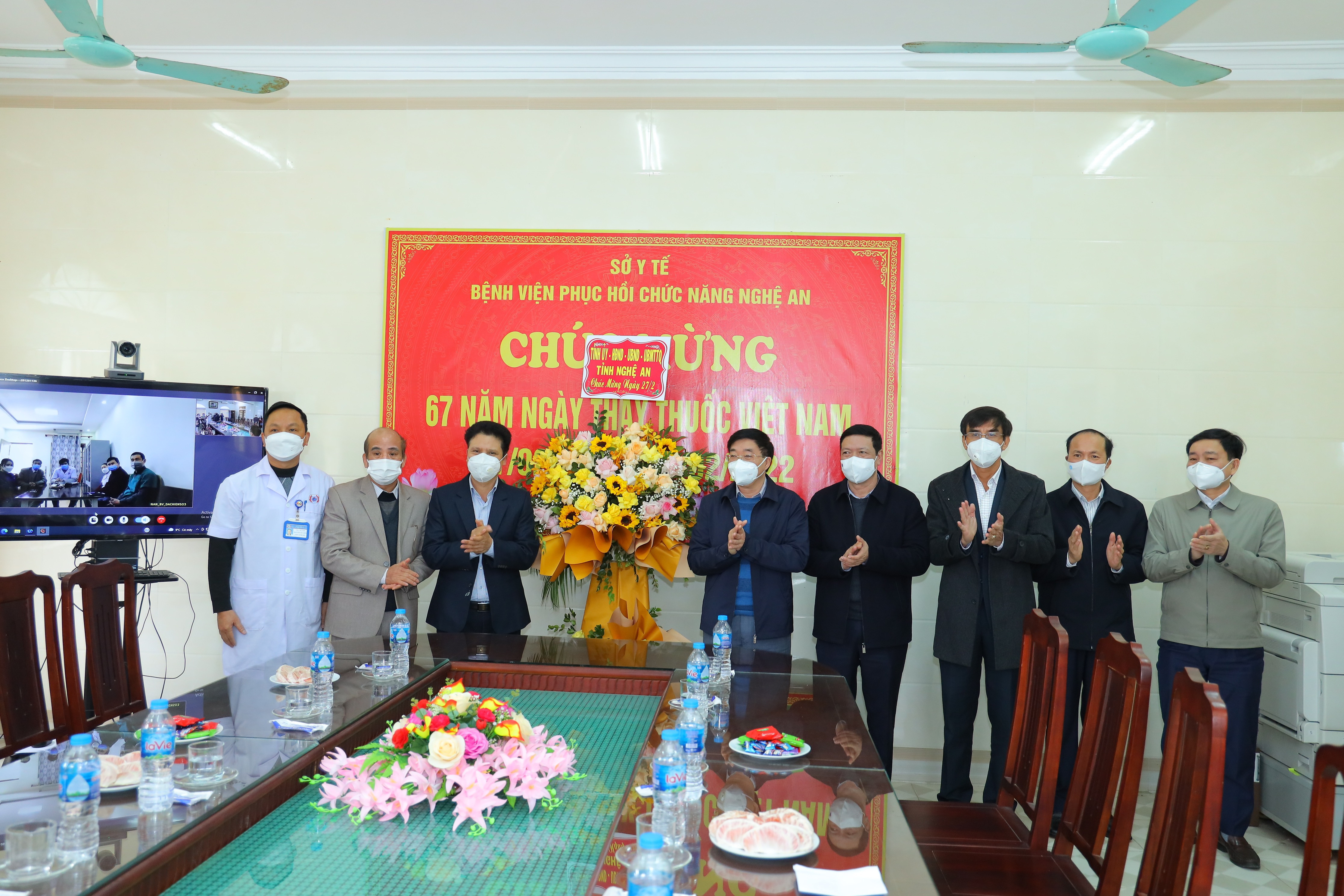 Đồng chí Nguyễn Văn Thông cùng đoàn công tác chúc mừng cán bộ, y bác sỹ Bệnh viện phục hồi chức năng Nghệ An. Ảnh Nguyên Sơn