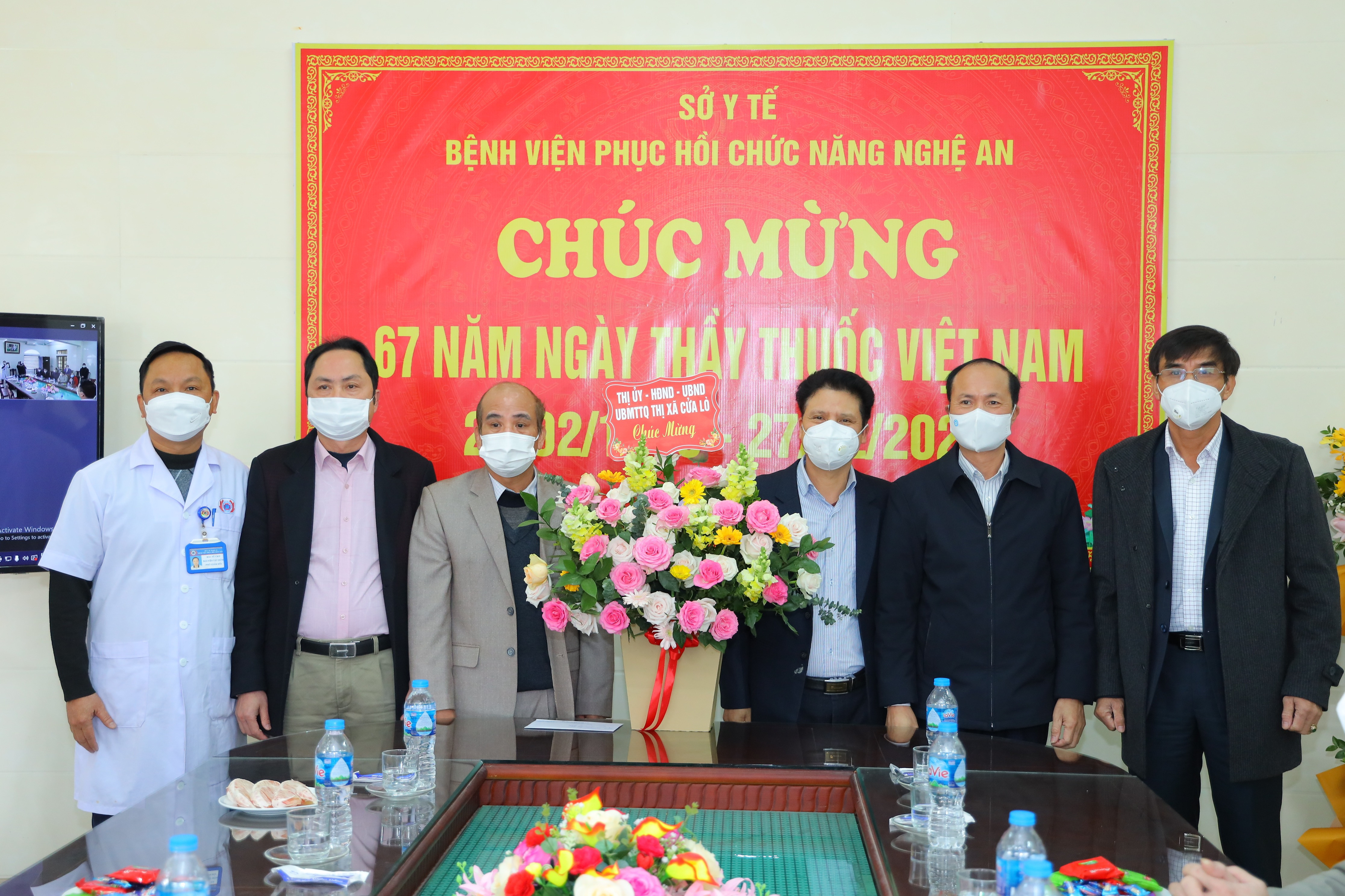 Dịp này, lãnh đạo Thị xã Cửa Lò cũng chúc mừng, tặng hoa Bệnh viện phục hồi chức năng Nghệ An và Trung tâm Y tế Cửa Lò. Ảnh Nguyên Sơn