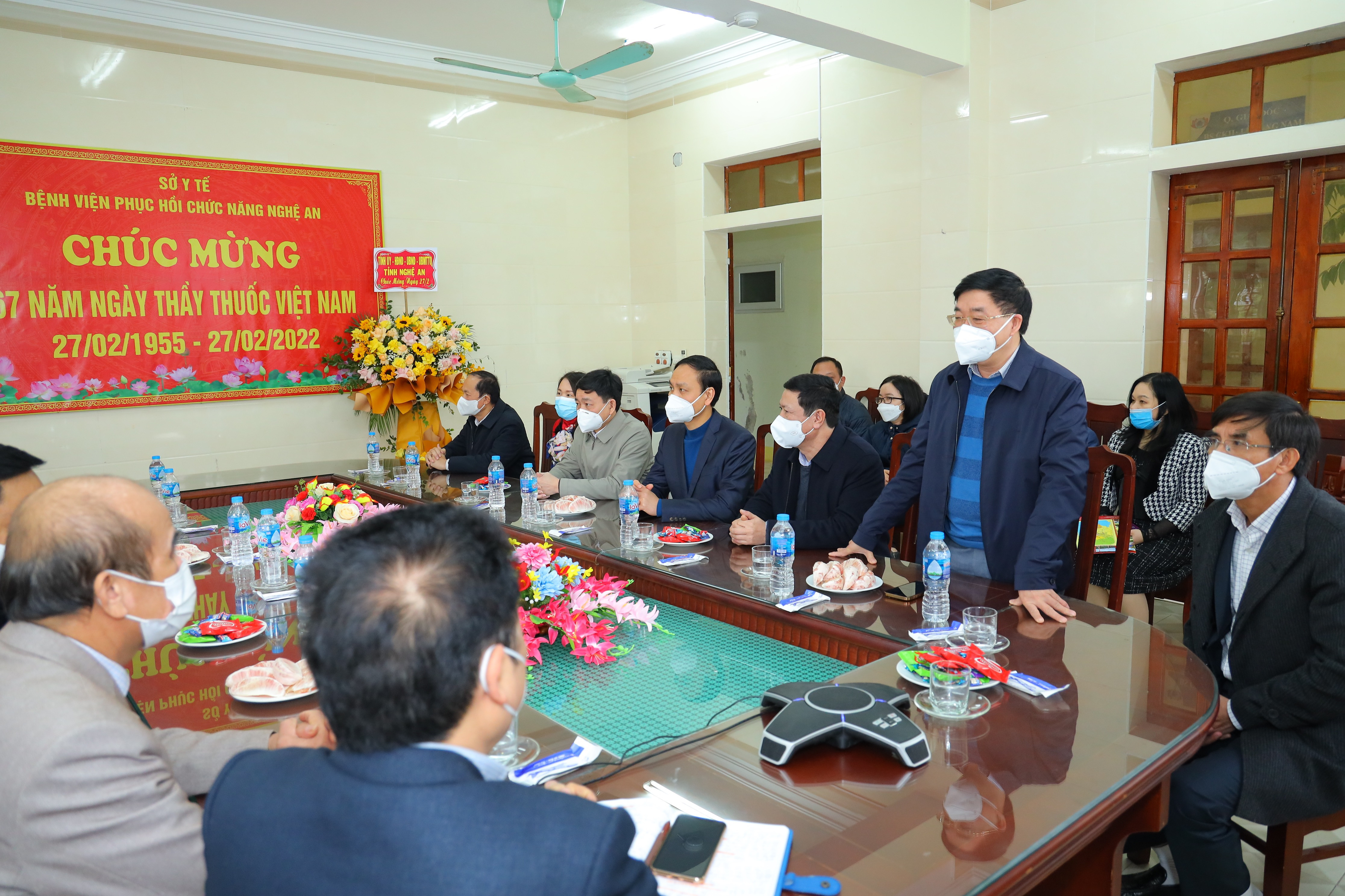 Đồng chí Nguyễn Văn Thông ghi nhận những đóng góp của Bệnh viện phục hồi chức năng Nghệ An. Ảnh Nguyên Sơn
