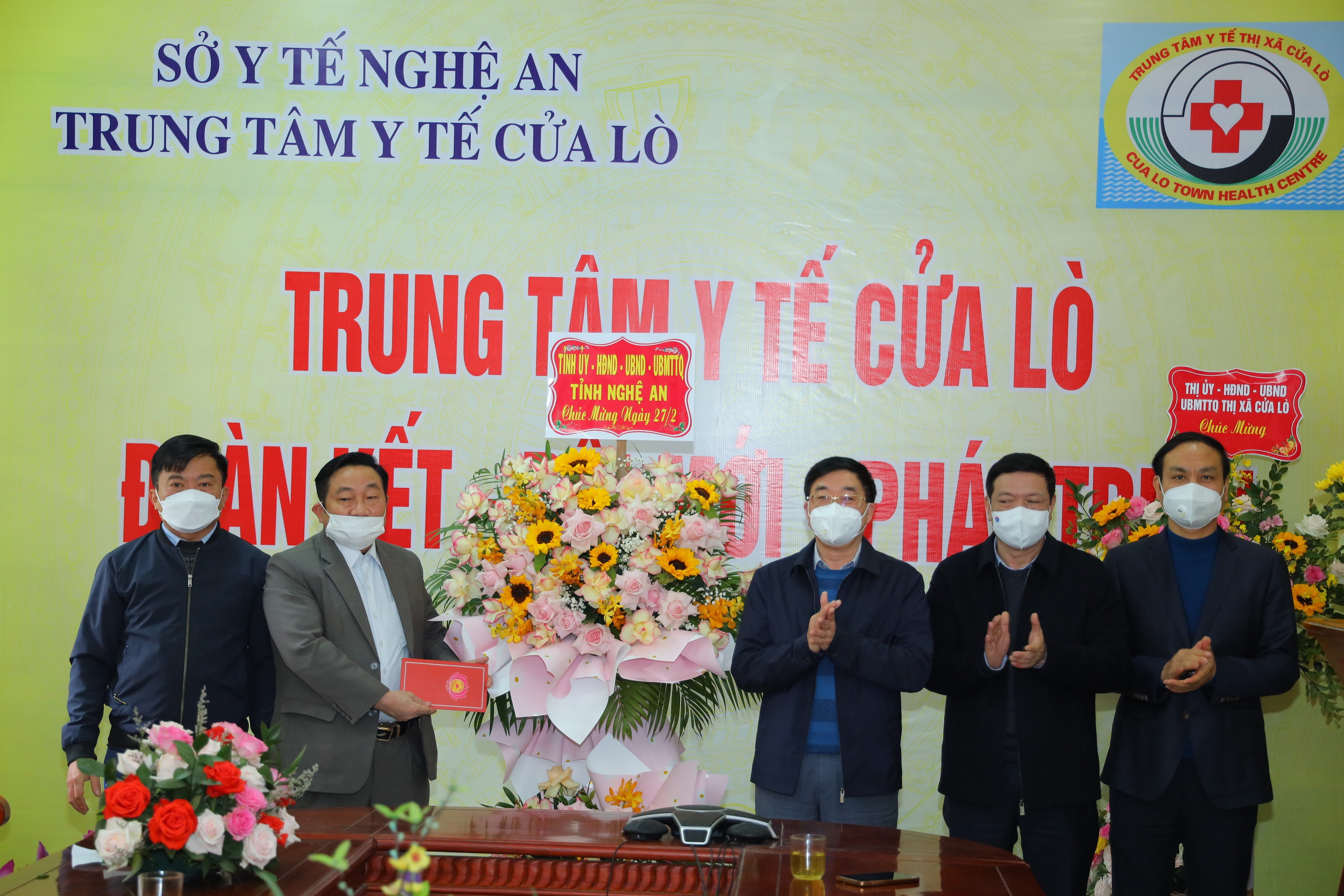 Đồng chí Nguyễn Văn Thông cùng đoàn công tác của tỉnh cũng thăm, tặng hoa chúc mừng Trung tâm Y tế Cửa Lò.  Ảnh Nguyên Sơn