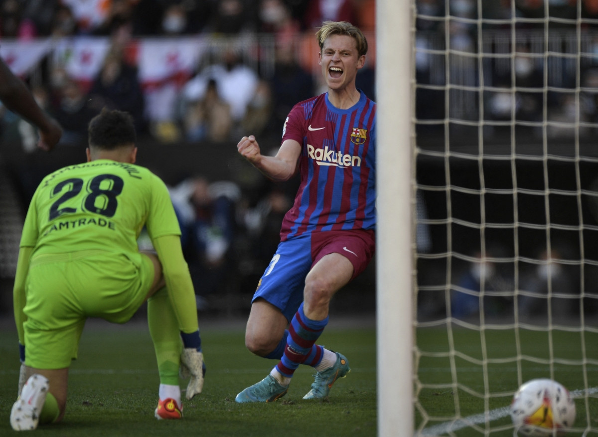 Barca dẫn trước đối thủ 3-0 trong hiệp 1 (Ảnh: Reuters).